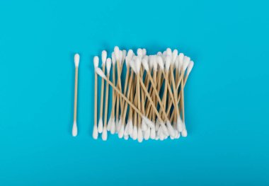 Pamuklu çubuklar, Eko Doğal Kağıt Kulak Yapıştırıcıları, Biyolojik çözünebilir Hijyen Bud, Kulak Temizleyici Temizleyicisi, Mavi Arkaplanda Kulak Yapıştırıcı