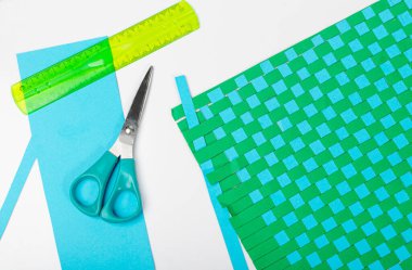 Dokuma Kağıt Mat, Kağıt şeritten Çocuk Sanatları, El yapımı Eğitim, Renkli Kağıt, Makas ve Okul Masası Üst Görünümünde Cetvel