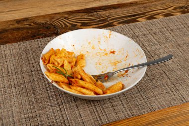 Pasta artıkları, Kirli Tabakta Bitmemiş Yemek, Yemekten Sonra Bowling, Yenmemiş Öğle Yemeği, Makarna, Beyaz Tabakta Sosu