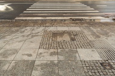 Kış Yaya Geçidi, Siyah Beyaz Yaya Geçidi Yağmurdan Sonra, Kirli, Islak, Güvenli Zebra Modern Tiles Yolu 'nda