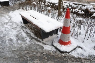 Karda Ahşap Benç, Donmuş Kış Parkı, Açık Şehir Mimarlığı, Karlı Tahta Banklar, Karda Boş Kalas Koltuğu, Mevsimsel Seyahat