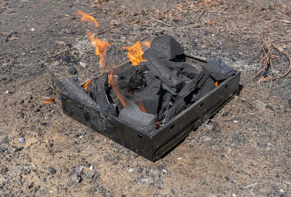 Mały Grill Przenośny Grill Grill Płomieniem Dymem Mini Grill Rekreacji — Zdjęcie stockowe