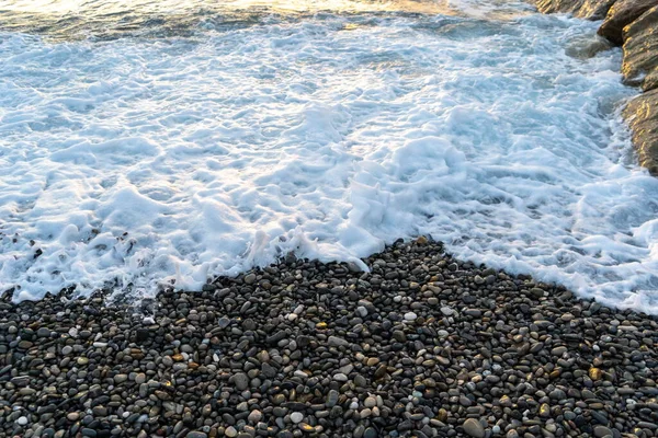 Морские Волны Фоне Текстуры Галечного Пляжа Прозрачная Вода Океане Скалистый — стоковое фото