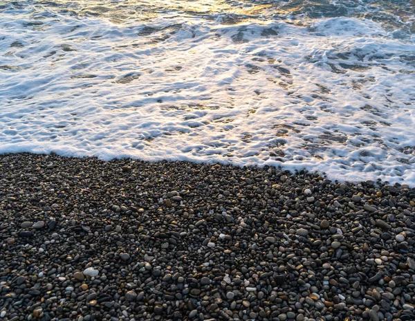 Θαλασσινά Κύματα Βότσαλο Παραλία Υφή Φόντο Διαφανές Ωκεάνιο Νερό Πετρώδες — Φωτογραφία Αρχείου