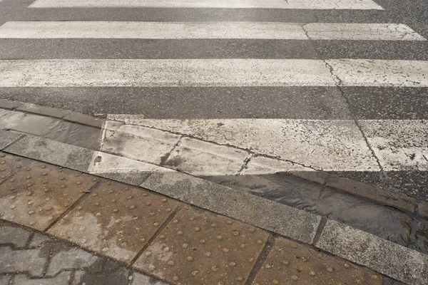 Vinter Fotgängare Crossing Svart Vit Crosswalk Efter Regn Smutsiga Våt — Stockfoto