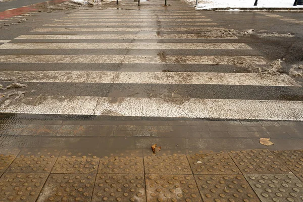 冬季行人过街天桥 雨后黑白相间 脏兮兮的 湿淋淋的安全斑马在现代泥石路上 — 图库照片