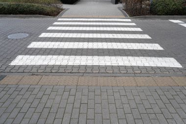 Paved yaya geçidi, gri beyaz yaya geçidi, modern fayans yolundaki güvenlik zebra, sokak asfaltı yaya geçidi, zebra geçidi, yaya geçidi.