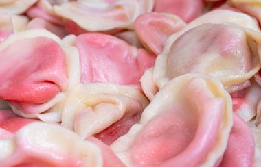 Kirazlı hamur tatlısı, Geleneksel Kirazlı Pierogi, Tatlı Çilekli Vareniki, Meyveli Ravioli, Tatlı Pelmeni Kapanışı Sokak Fuarı, Doğu Avrupa 'da Sokak Yemekleri