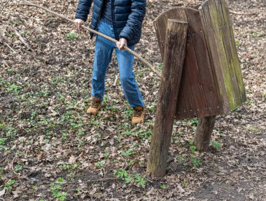Gençler Çöp Kutusunu Yıkmak, Vandal 'ın Mülk Kırmak, Zarar Verilen Çöp Kutusuna Zarar Vermek, Kamu Mallarına Zarar Vermek, Parktaki Tahta Çöp Kutusunu Kırmak, Vandalizm Konsepti
