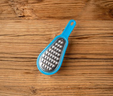 Küçük Öğütücü, Mini Peynir Öğütücü ve Ahşap Masa Arkaplanında Plastik Konteynır