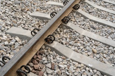 Demiryolu Hatları Kapatma, Raylı Raylı Raylar Balast Taşları, Metal Demiryolları, Bulanık Arkaplan Üzerindeki Eski Demiryolu Parkuru, Seçici Odaklanma