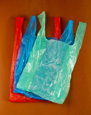 Kahverengi Arkaplanda bir sürü plastik poşet var. Alışveriş sonrası buruşuk plastik poşet, selofan ambalaj atığı, kullanılmış çöp torbası.
