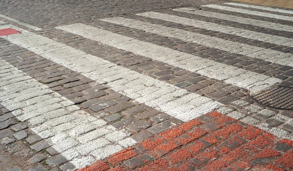 舗装された歩道の交差点 灰色の白い十字路 現代タイルの安全Zebra 通りアスファルト十字歩道 ゼブラ交差点 歩行者パス — ストック写真