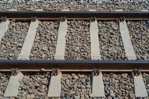 铁路线闭塞 轨道压载石轨道 金属轨道 背景模糊的旧铁路轨道 选择性焦距 — 图库照片