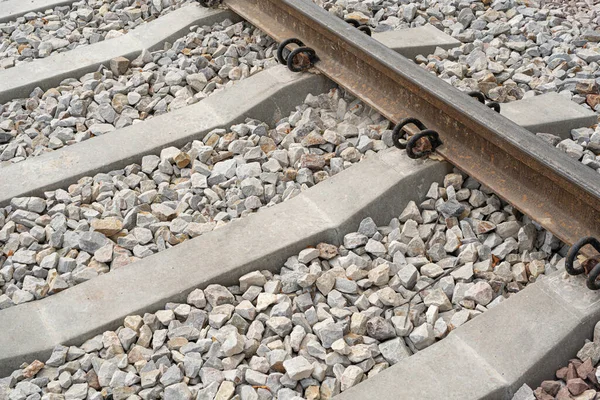 Demiryolu Hatları Kapatma, Raylı Raylı Raylar Balast Taşları, Metal Demiryolları, Bulanık Arkaplan Üzerindeki Eski Demiryolu Parkuru, Seçici Odaklanma