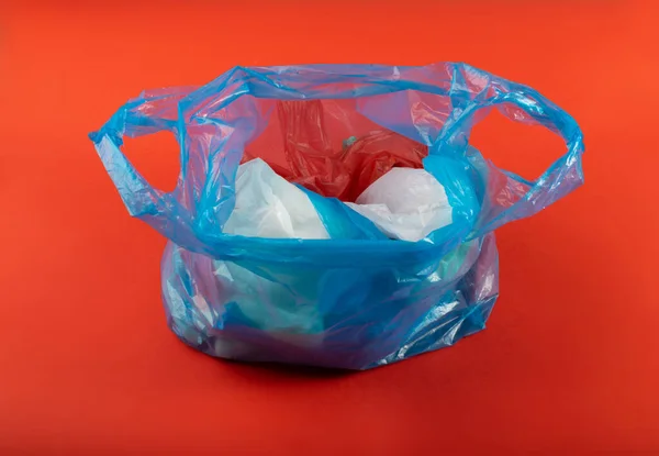 Många Plastpåsar Röd Bakgrund Skrumpna Plastpåse Efter Shopping Cellofan Förpackningsavfall — Stockfoto