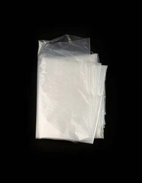 Taittuneet Valkoiset Muovipussit Mustalla Taustalla Rypistynyt Muovipussi Ostoksen Jälkeen Sellofaanien — kuvapankkivalokuva