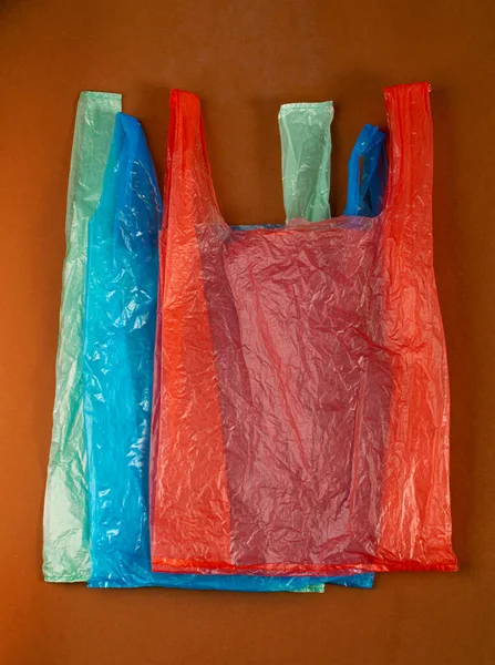 Muchas Bolsas Plástico Sobre Fondo Marrón Bolso Plástico Arrugado Después —  Fotos de Stock