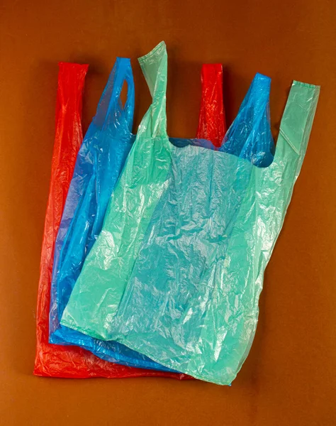 Många Plastpåsar Brun Bakgrund Rumpad Plastpåse Efter Shopping Cellofan Förpackningsavfall — Stockfoto