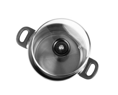 Yeni pişirme kabı izole. Cam kapaklı metal tencere, mutfak eşyaları, beyaz arka planda parlak paslanmaz tencere, kırpma yolu.