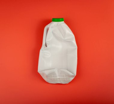 Boş Plastik Süt Şişesi, Buruşuk Beyaz Plastik Şişe, Küresel Kirlilik Konsepti, Kırmızıda Ezilmiş Evcil Hayvan Şişeleri