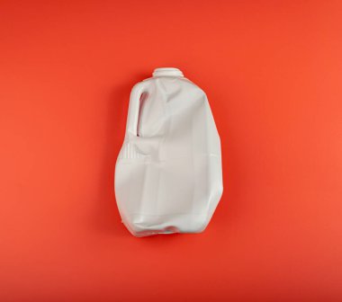 Boş Plastik Süt Şişesi, Buruşuk Beyaz Plastik Şişe, Küresel Kirlilik Konsepti, Kırmızıda Ezilmiş Evcil Hayvan Şişeleri