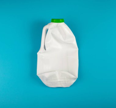 Boş Plastik Süt Şişesi, Buruşuk Beyaz Plastik Şişe, Küresel Kirlilik Konsepti, Mavi Arkaplanda Ezilmiş Hayvan Şişeleri