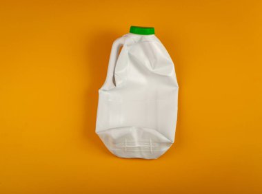 Boş Plastik Süt Şişesi, Buruşuk Beyaz Plastik Şişe, Küresel Kirlilik Konsepti, Ezilmiş Evcil Hayvan Şişeleri Sarı Arkaplanda