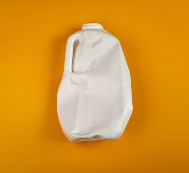 Boş Plastik Süt Şişesi, Buruşuk Beyaz Plastik Şişe, Küresel Kirlilik Konsepti, Ezilmiş Evcil Hayvan Şişeleri Sarı Arkaplanda