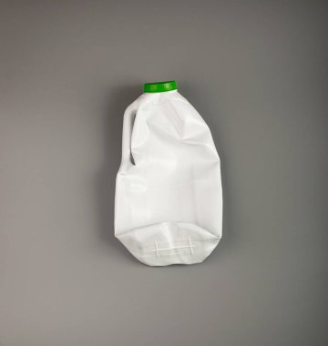 Boş Plastik Süt Şişesi, Buruşuk Beyaz Plastik Şişe, Küresel Kirlilik Konsepti, Gri Arkaplan Üzerine Ezilmiş Evcil Hayvan Şişeleri