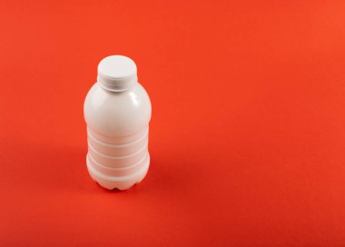 Boş Plastik Süt Şişesi, Beyaz Plastik Şişe, Küresel Kirlilik Konsepti, Kırmızı Arkaplanda Evcil Hayvan Şişeleri