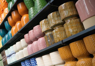 Renkli saksı, saksı deseni, yeni seramik çömlek, çeşitli kil el işi, bahçe vazosu tasarımı, el yapımı dekoratif saksı satışı