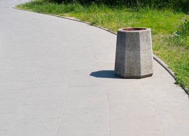 Park 'ta Beton Çöp Kutusu, Büyük Vandal-Dirençli Çöp Kutusu, Çöp ve Geri Dönüşümsüz Atıklar İçin Büyük Ağır Çöp Kutusu
