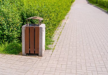 Modern Demir Tahta Çöp Kutusu, Sokaktaki Siyah Çöp Kutusu, Çöpleri karıştırmak için Beton Metal Çöp Kutusu ve Geri Dönüşümsüz Atık