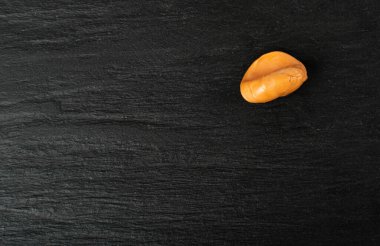 Siyah Tabak Üzerine Çiklet, Tek Meyve Renkli Sakız, Tatlı Pembe Çiklet Üst Görünümü Kopya Boşluğu