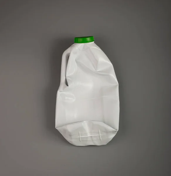 Tomma Plast Mjölkflaska Rumpad Vit Plast Flaska Global Förorening Koncept — Stockfoto