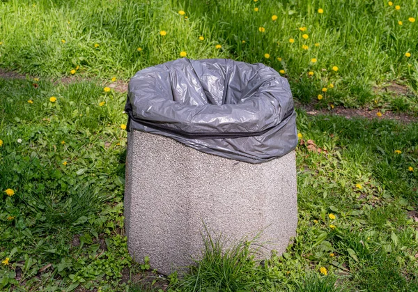 Betonabfallbehälter Park Massive Vandalismusgeschützte Mülltonnen Große Schwere Abfallbehälter Für Mischmüll — Stockfoto
