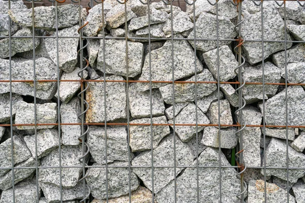 采购产品阴极射线管 挡土墙 铁丝网石子 现代花园 碎石边 金属格栅石子栅 — 图库照片