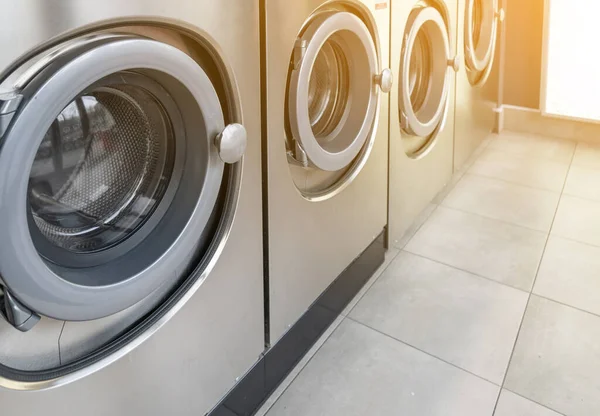 Tvättservice Linje Tvättmaskiner Kommersiell Tvättmaskin Offentlig Tvättmaskin Street Laundromat Service — Stockfoto