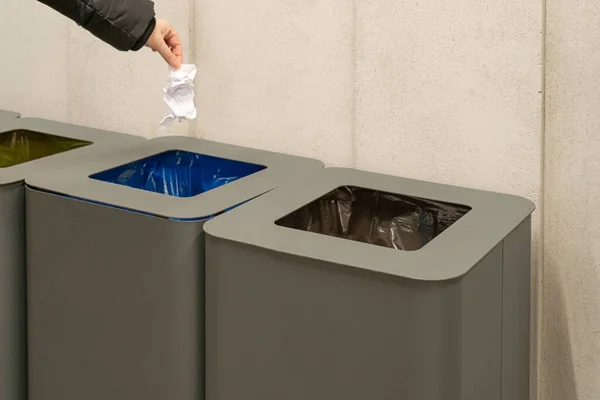 现代垃圾箱 街上的智能金属垃圾箱 新垃圾箱 废纸及可回收废物 — 图库照片#