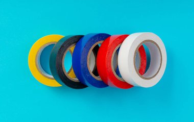 Renkli Elektrik Bant, Plastik Koli Bant Rolls, Mavi Arkaplan Üst Görünümünde Renkli Yapıştırıcı Bantlar
