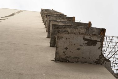 Tehlikeli Kırık Balkon, Büyük Ev Cephesi Yenileme, Beton Duvarlarda Çatlaklar, Koruyucu Teçhizatlar, Acil Balkon