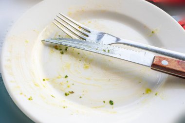 Kirli Tabak Kapanışı, Yemekten Sonra Boş Kase, Pizza, Çatal, Bıçak, Yağ ve Smeared Sauce ile Yemeği Bitirme