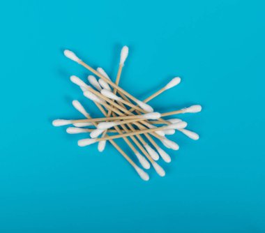 Pamuklu çubuklar, Eko Doğal Kağıt Kulak Yapıştırıcıları, Biyolojik çözünebilir Hijyen Bud, Kulak Temizleyici Temizleyicisi, Mavi Arkaplanda Kulak Yapıştırıcı