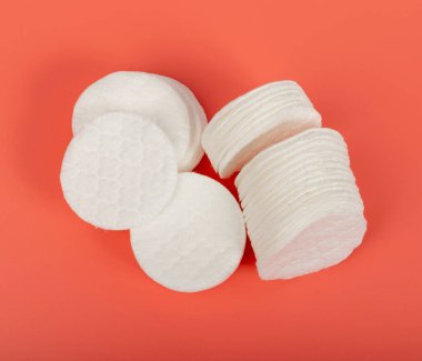 Pamuk Diskler, Pembe Arkaplanda hijyen pedleri, Yuvarlak Yüz Süngeri, Cilt Bakımı Konsepti, Yumuşak Temizleme Disk Yığını Üst Görünümü, Kopyalama Boşluğu