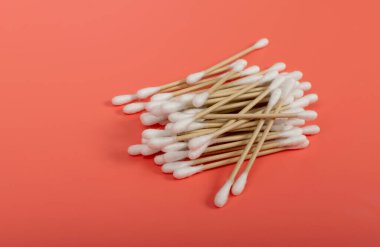 Pamuklu çubuklar, Eko Doğal Kağıt Kulak Yapıştırıcıları, Biyolojik çözünebilir Hijyen Bud, Kulak Temizleyici Temizleyicisi, Pembe Arkaplanda Kulak Yapıştırıcıları