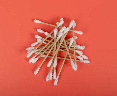 Pamuklu çubuklar, Eko Doğal Kağıt Kulak Yapıştırıcıları, Biyolojik çözünebilir Hijyen Bud, Kulak Temizleyici Temizleyicisi, Pembe Arkaplanda Kulak Yapıştırıcıları