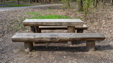 Mangal Pikniği, Orman Partisi Yeri, Eski Ahşap Masalar ve Banklar için Eski Ahşap Masalar ve Banklar