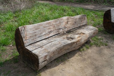 Park 'taki eski püskü ahşap tezgah Tek Ağaç Gövdesi, Açık Hava Mimarisi, Ahşap Banklar, Açık Hava Koltuğu, Kamu Mobilyaları, Dinlenme Alanında Rustik Benç