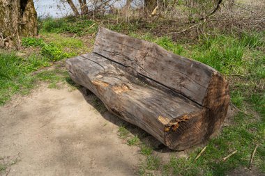 Park 'taki eski püskü ahşap tezgah Tek Ağaç Gövdesi, Açık Hava Mimarisi, Ahşap Banklar, Açık Hava Koltuğu, Kamu Mobilyaları, Dinlenme Alanında Rustik Benç